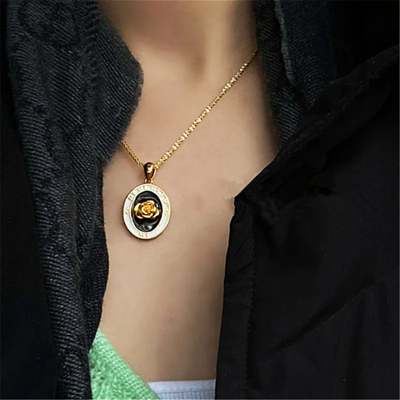 

Black Gold Color Rose Pendant Necklace Simple Personality Snowflake Chain Choker Lady Oval Rose Sweater Chain Women Jewelry Gift