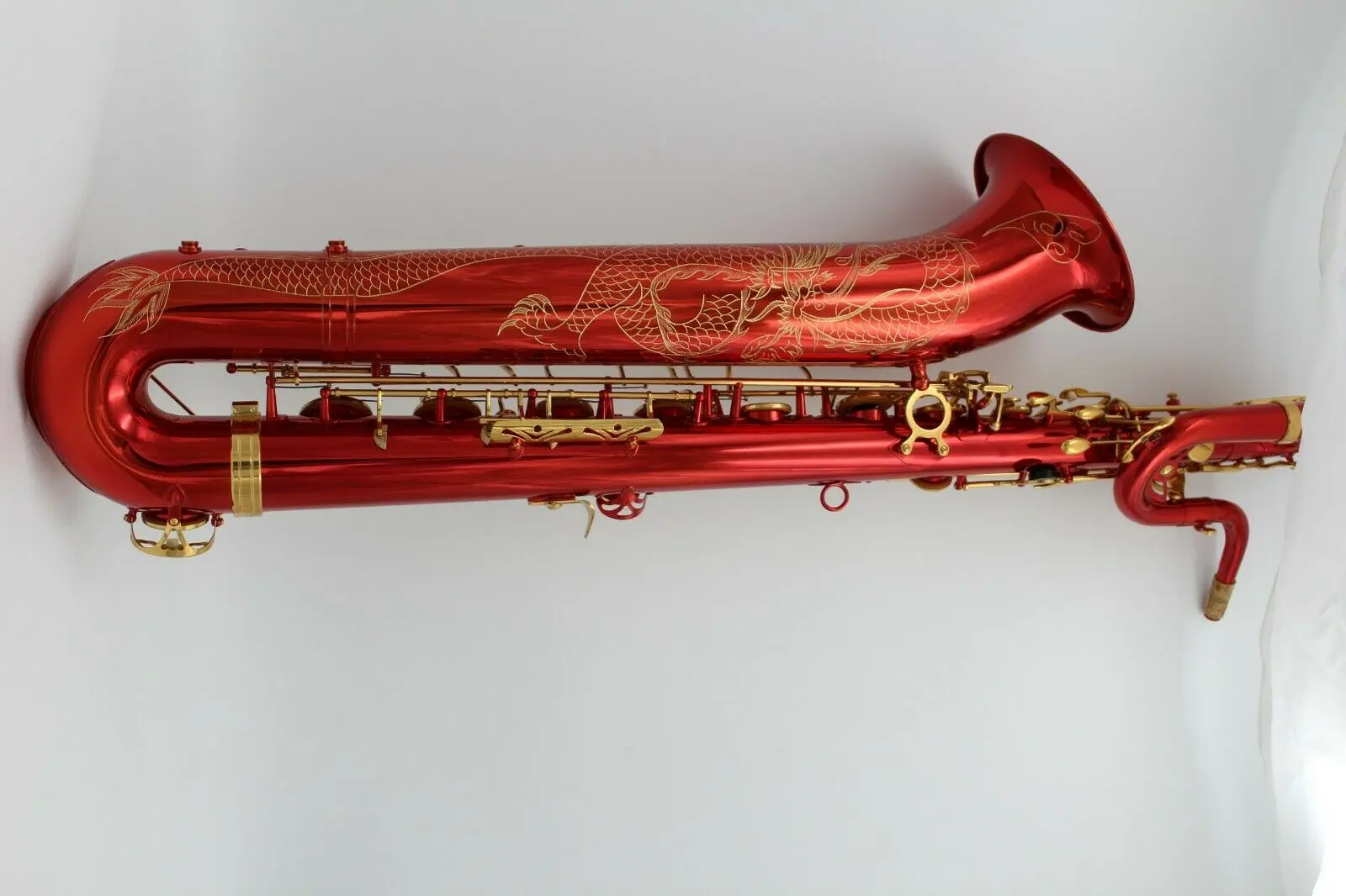Beste Fabriek Aangepaste Handelsmerk Muziek Pro Rood Gelakt Bariton Saxofoon Met Dragon Gravures