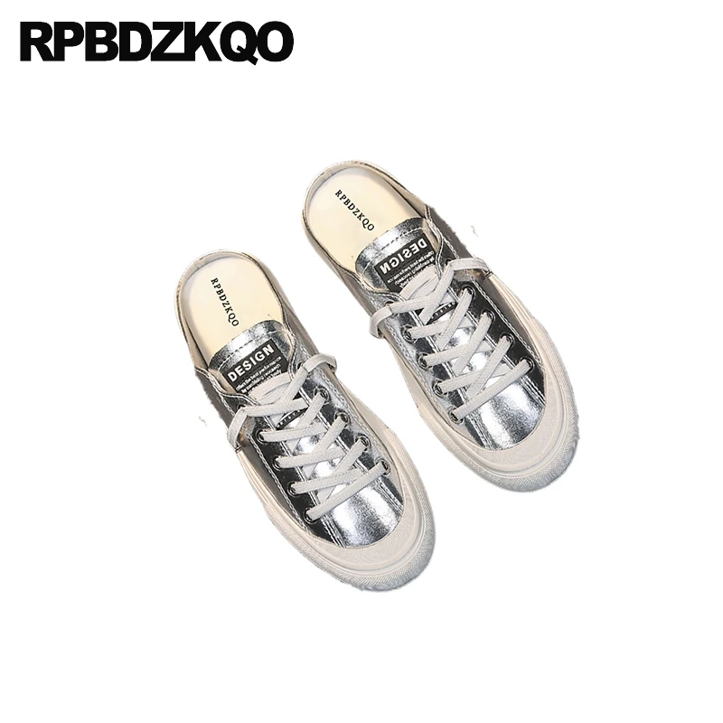 Женские кроссовки на плоской подошве серебристые с круглым носком шнуровке