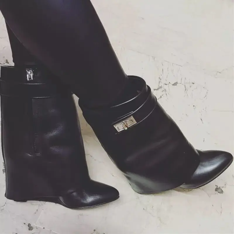 Женские сапоги на танкетке до середины икры платформе украшенные Акульей