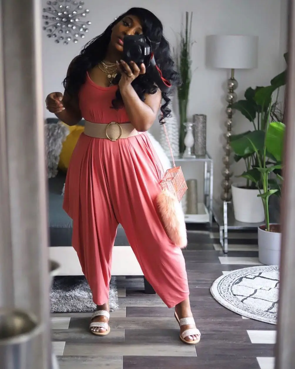 Комбинезон с лямкой через шею V-образным вырезом широкими штанинами |