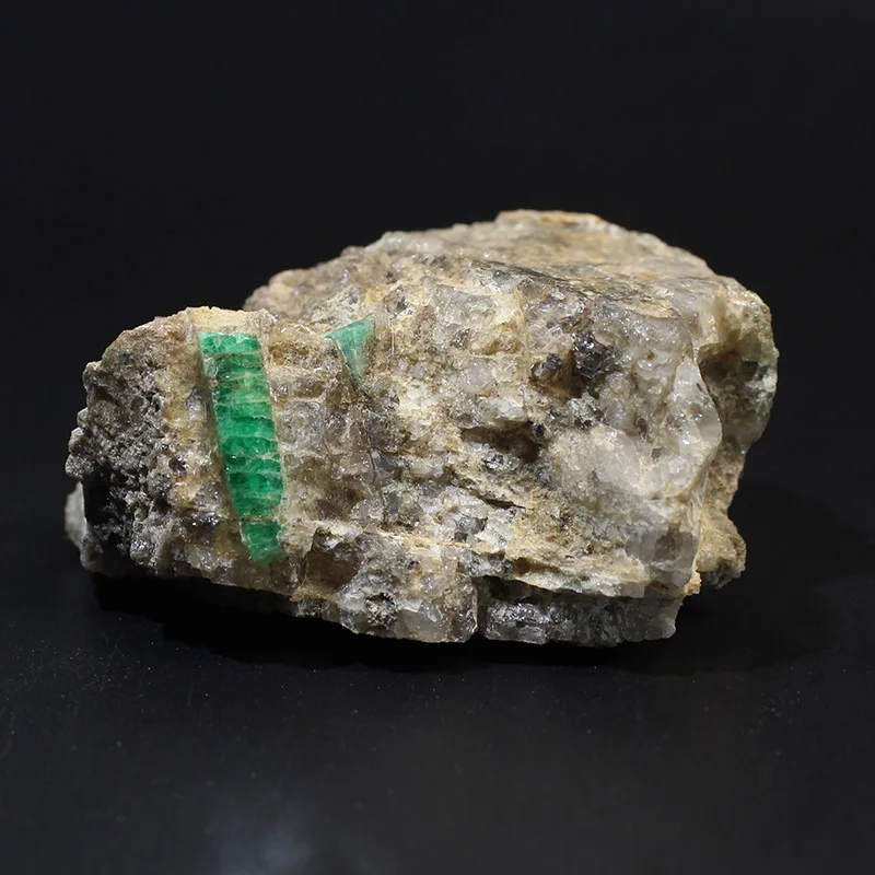 Натуральный изумруд сырой драгоценный камень минерал необработанный кварц
