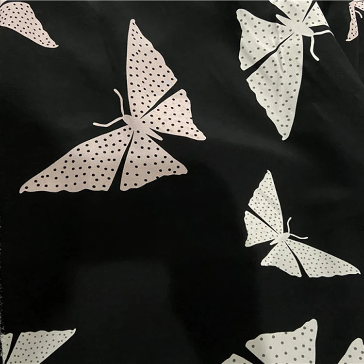 Белый и розовый принт бабочки на черном чистом шелковом крепдешине шелковая