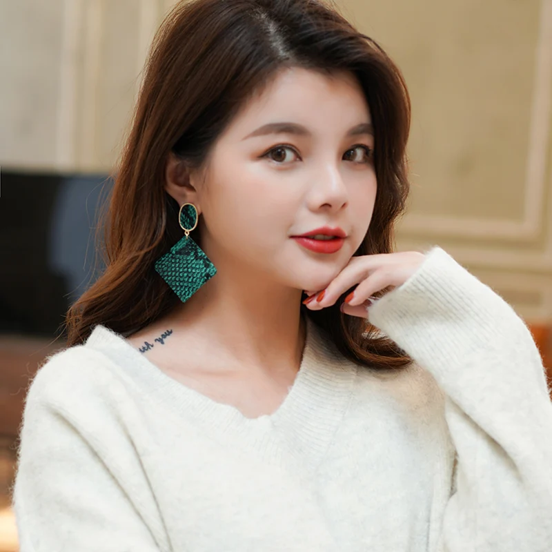 Серьги Xinwei 2020 Новые простые зеленые квадратные серьги для женщин длинные кожаные