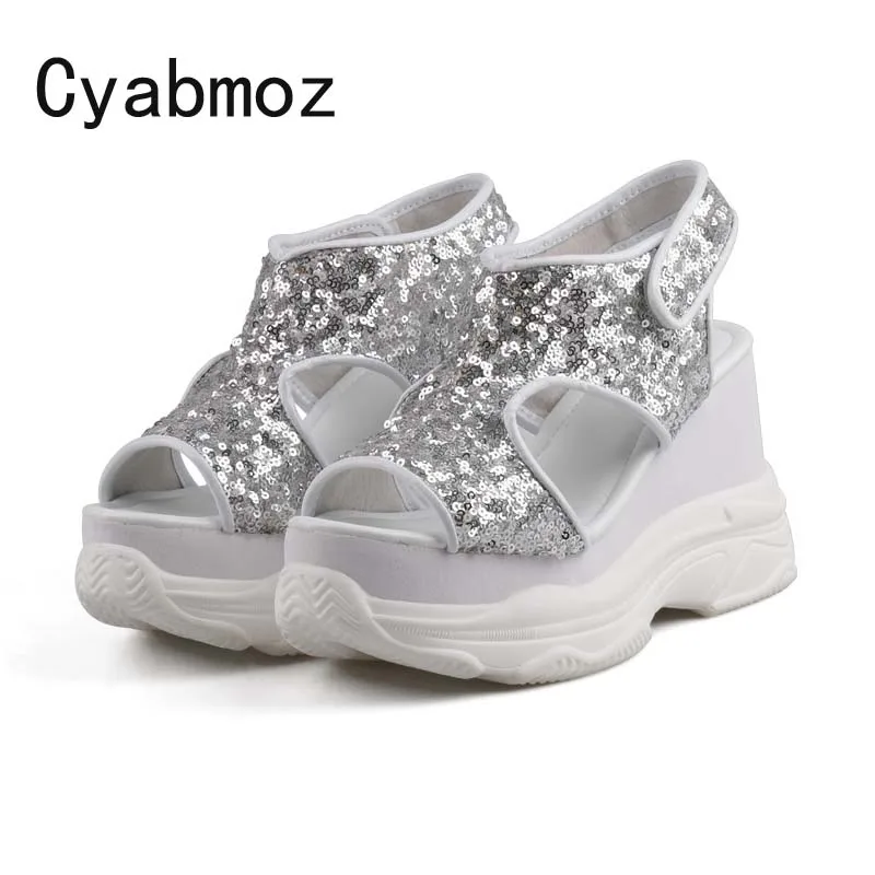 Женские Летние босоножки на высокой платформе и танкетке; Модные сандалии в римском стиле с блестками и открытым носком; Женские удобные вечерние туфли; Повседневная обувь