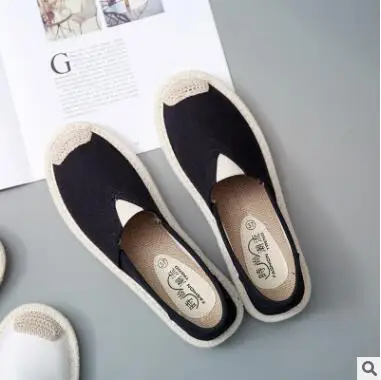 Женские легкие дышащие туфли на плоской подошве белые мягкие удобные лоферы для