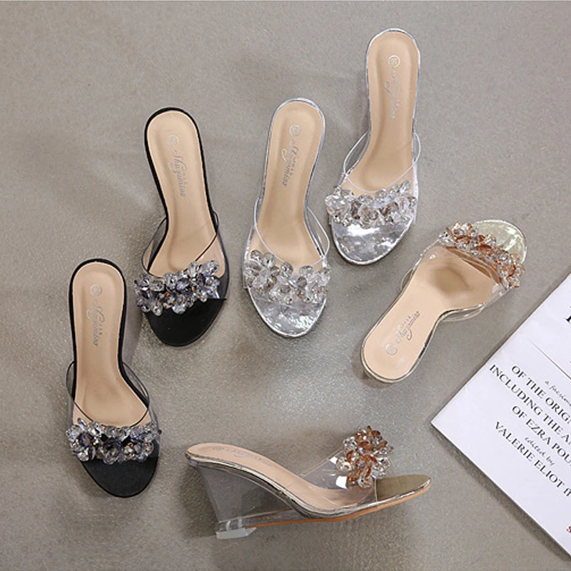 

2020 г., пикантные женские шлепанцы на высоком каблуке с бусинами босоножки на прозрачной танкетке с кристаллами женская летняя обувь для отд...