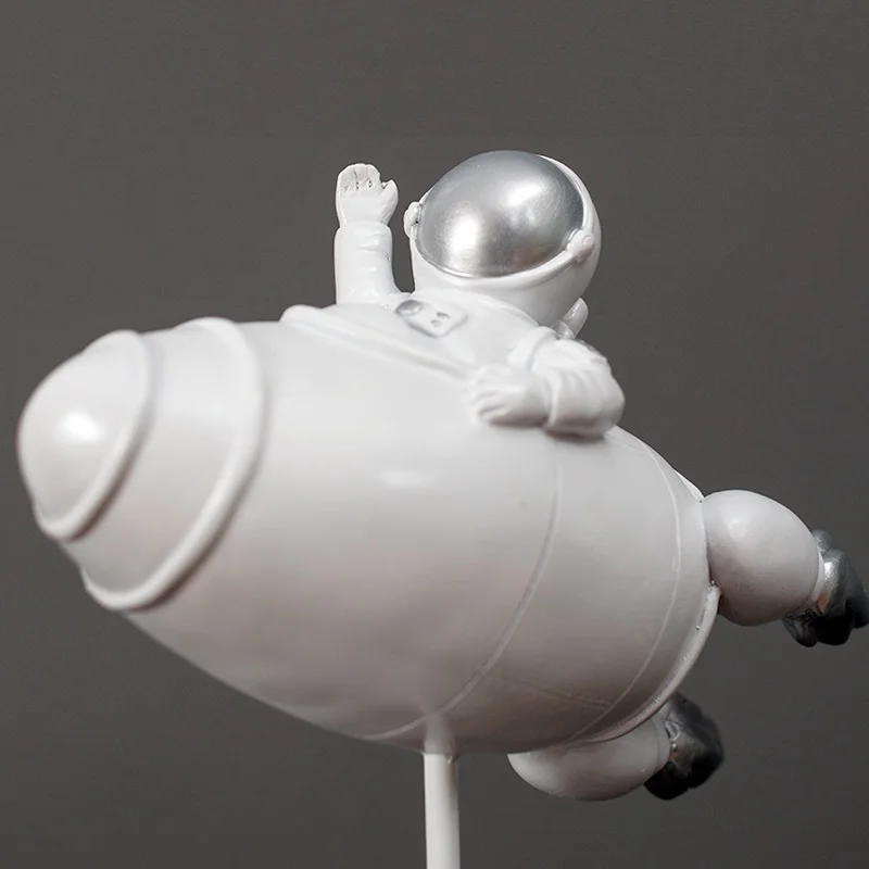 Статуя астронавта скульптура космического человека наружный стиль