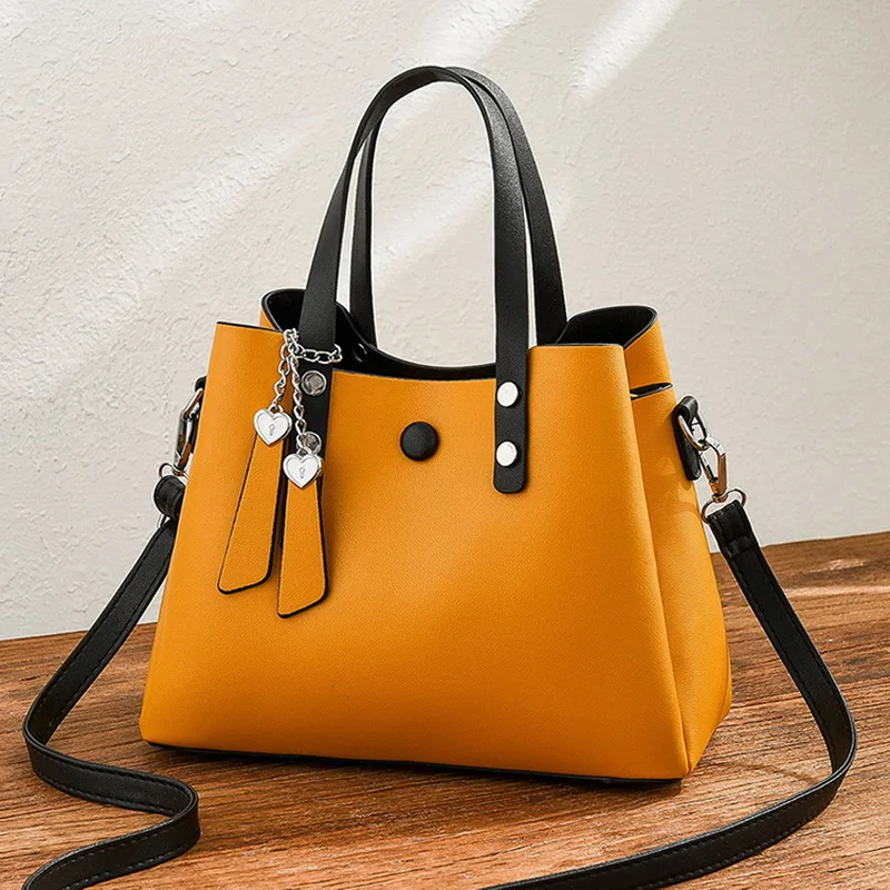 Сумка-тоут из искусственной кожи с кисточками | Багаж и сумки