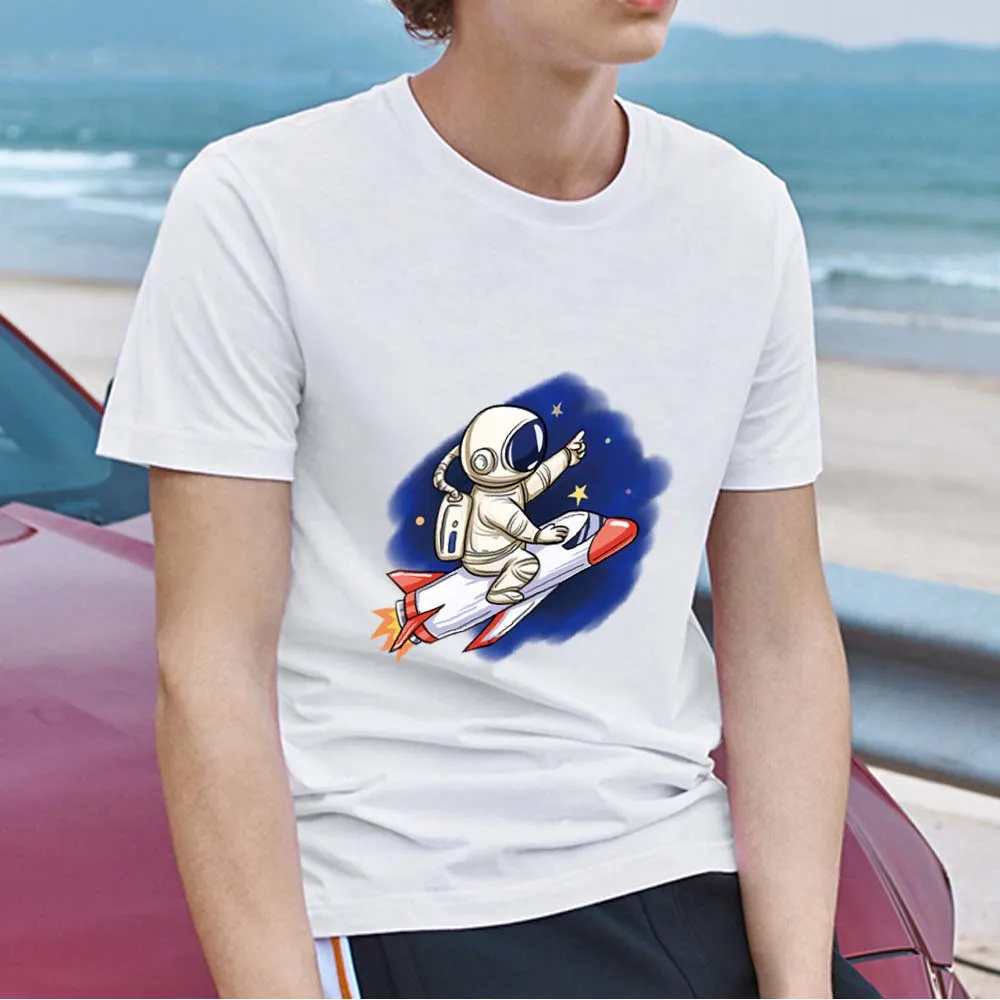 

Simple Men‘s Clothing White T-shirt Casual Anime Universe Astronaut Graphic Print T-shirt Slim Commuter Round Neck Men’s Top