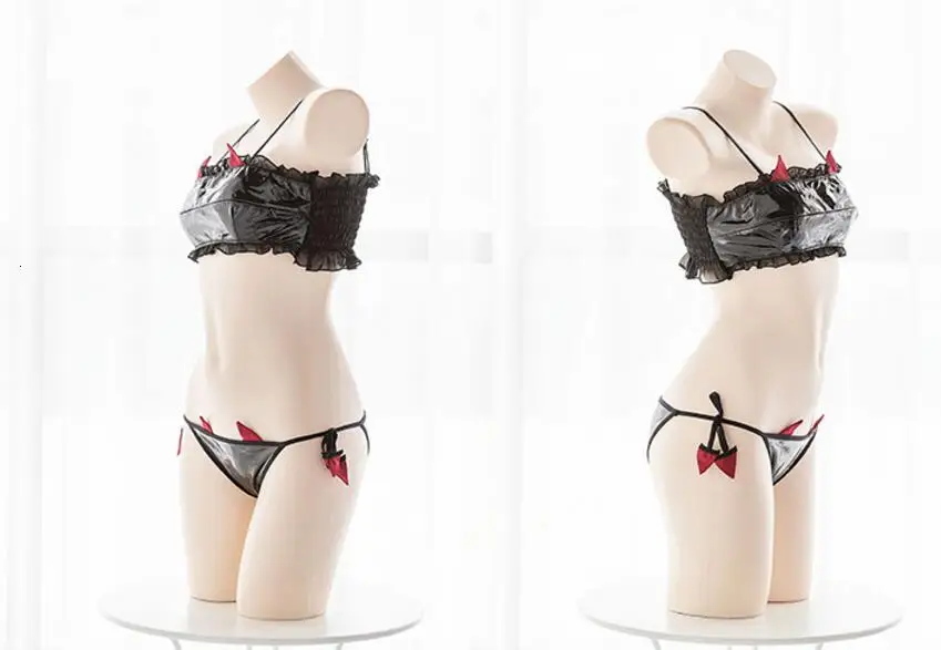 Комплект женского нижнего белья из лакированной кожи в готическом стиле |