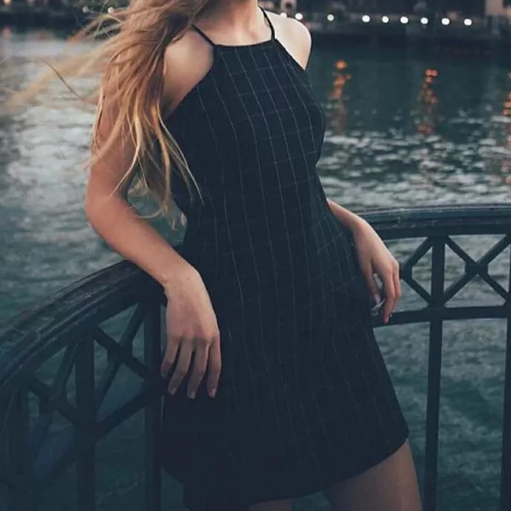 Женское мини платье с открытой спиной черное на бретелях принтом в клетку без