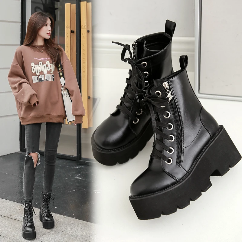 Женские ботинки на массивной платформе с круглым носком мартинсы шнуровке
