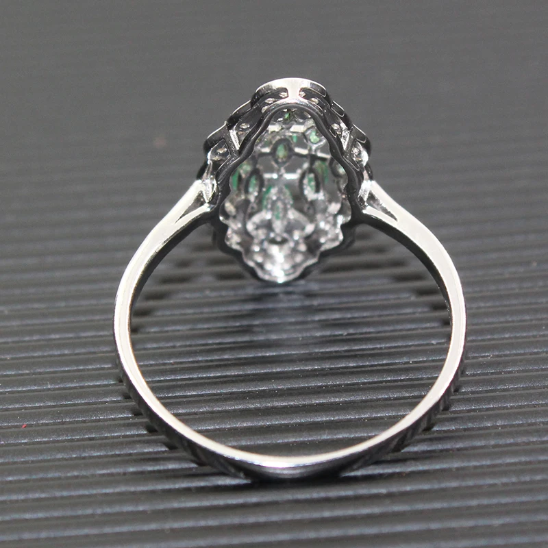 Роскошное женское кольцо из серебра с изумрудом классическое серебряное