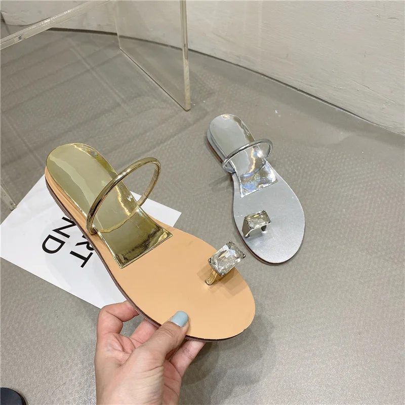 

Fashionable 4 cm internal heightening and small slope with new dove egg flat flip-flop sandals, beach sandals and slippers with