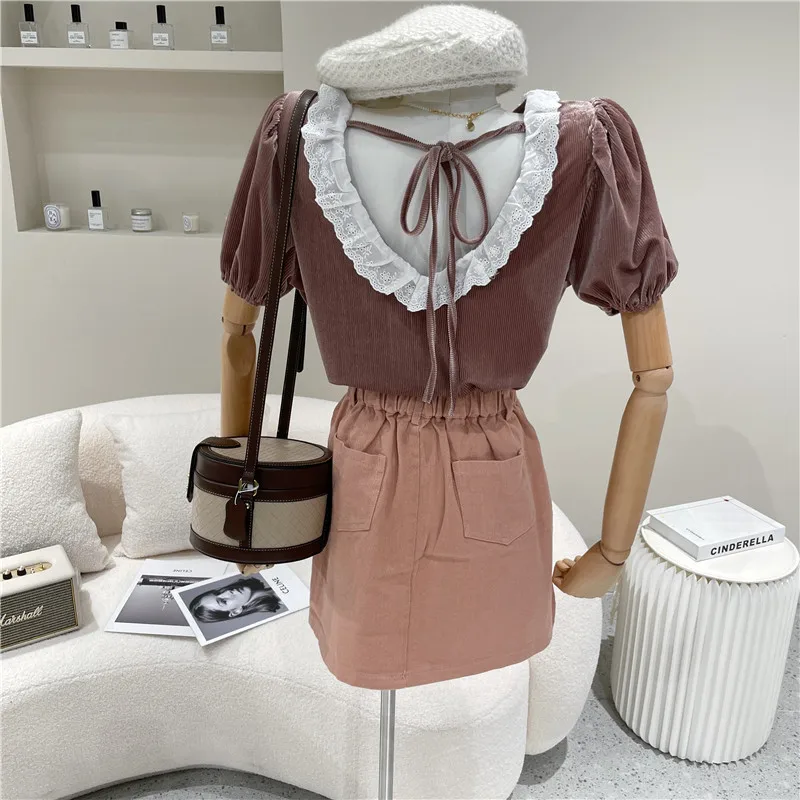 

Women's Spring Summer 2021 Fashion Niche Design Lace Stitching Round Neck T-shirt Open Back Bubble Sleeve Velvet Top