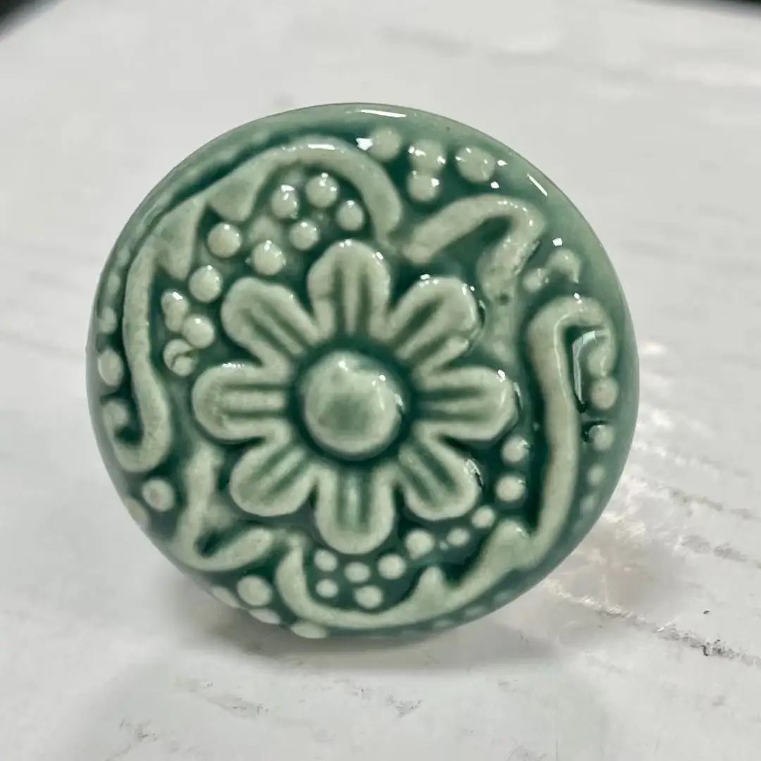 

Керамическая ручка зелёного цвета