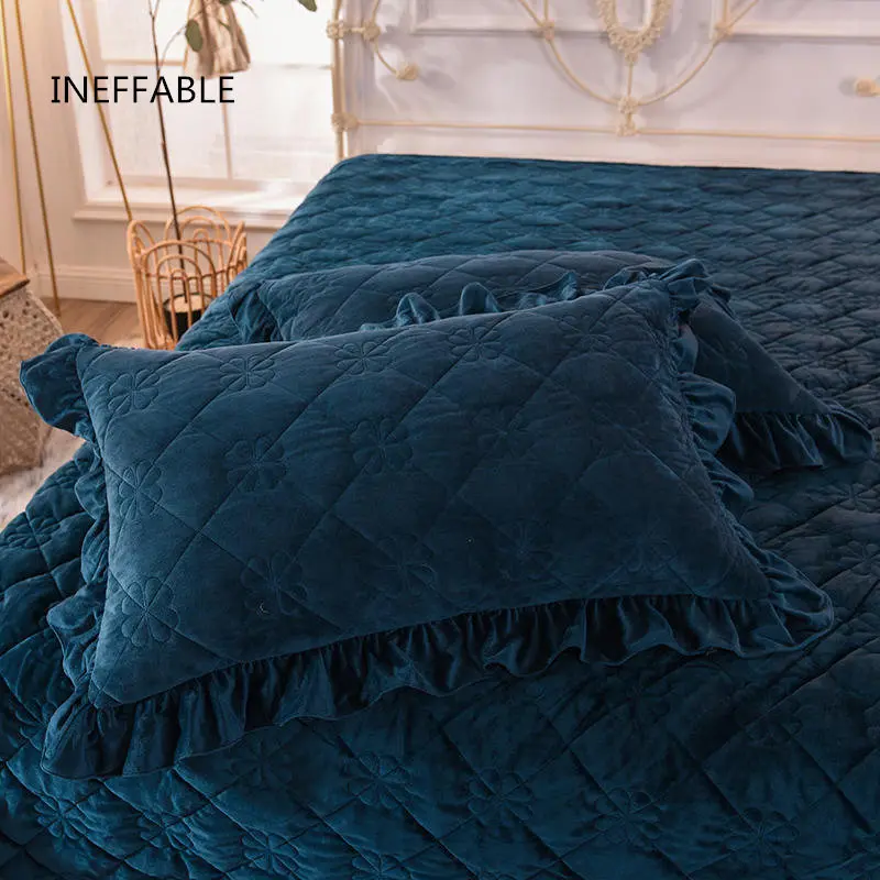 Мягкое бархатное стеганое покрывало темно-серого цвета постельное белье