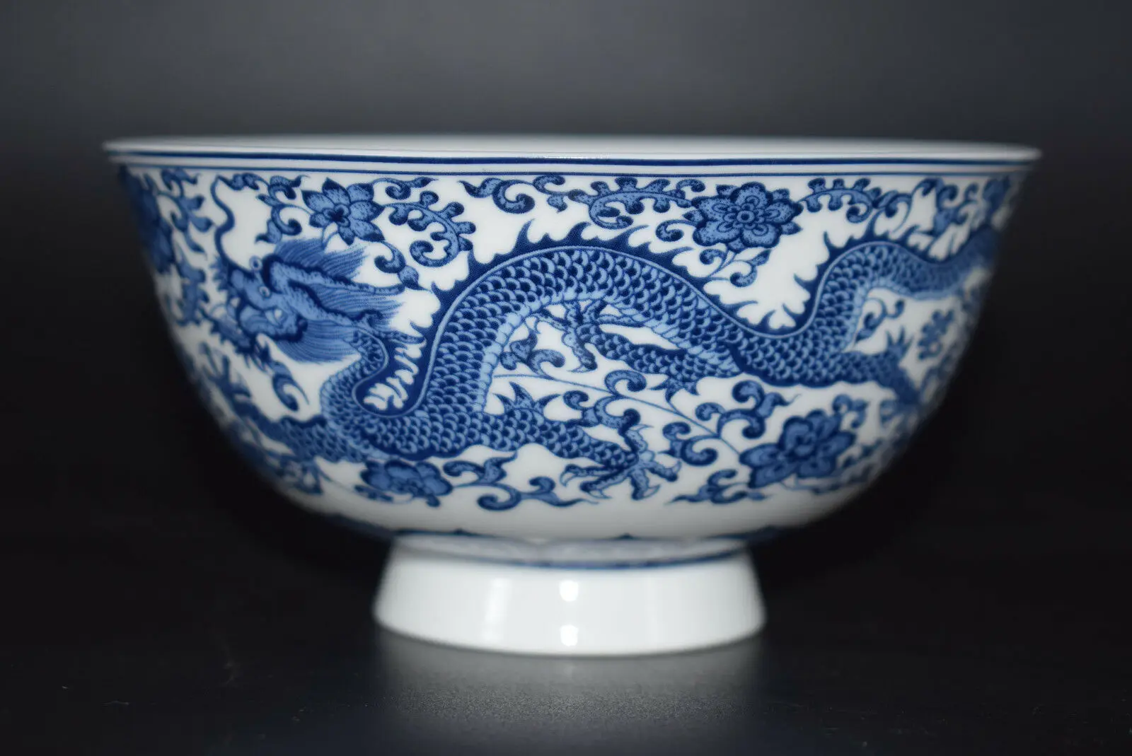

Изящные китайские сине-белые фарфоровые чаши в форме дракона, расписанные вручную, Qianlong Mark