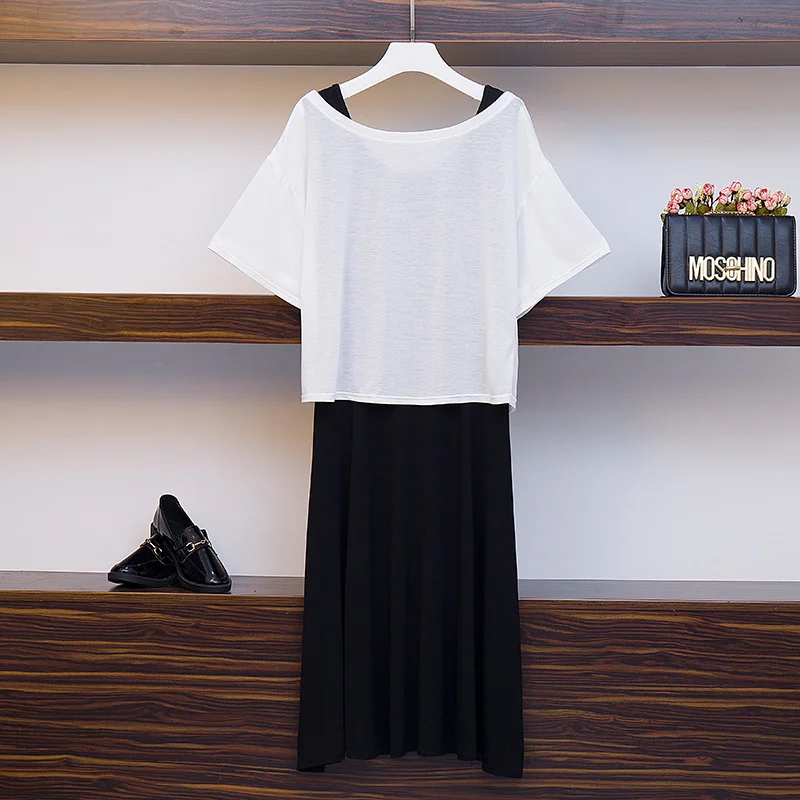 Фактическая фотография нового типа онлайн Красной океанской юбки показывающей