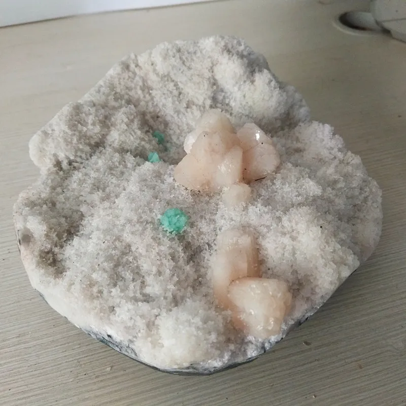 Природные кристаллы apophyllite цеолит минеральные образцы расположены на образце