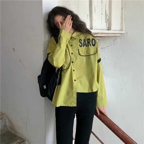 Простая верхняя одежда с буквенным принтом на пуговицах длинным рукавом