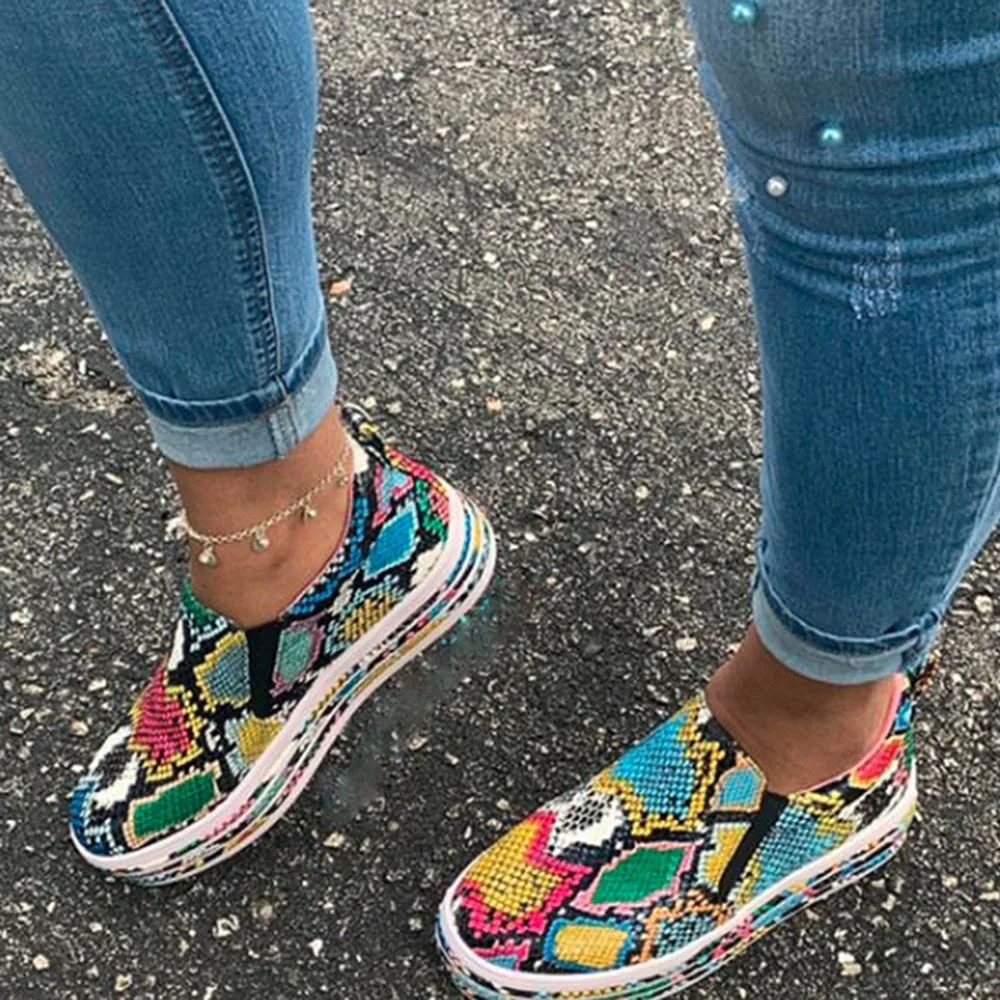 Женская обувь на плоской подошве Модные разноцветные кроссовки из змеиной кожи с