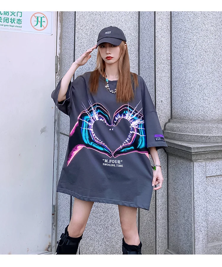 

Vefadisa Fashion Love Gesture Print Couple T-shirt 2021 Summer Oversize Short Sleeve T-shirt For Men And Women Casual QYF5802