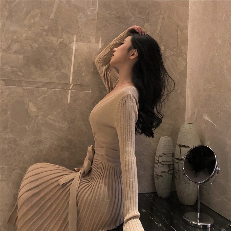 

2020 new fashion brand dress women's knitted pleated dress autumn and winter long sleeve solid color sexy V-neck belt dress