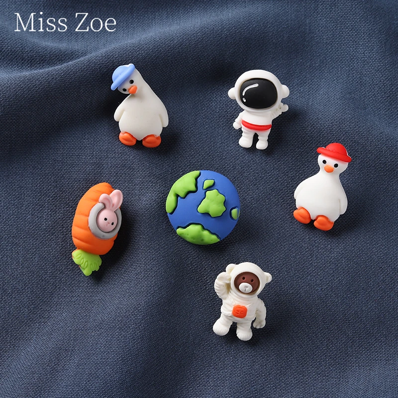 

Cute Air Rubber Goose Chase Your Dream Lapel Pins Astronaut Spaceman Cute Mini Brooches Gifts For Girl Boy Students Wholesale
