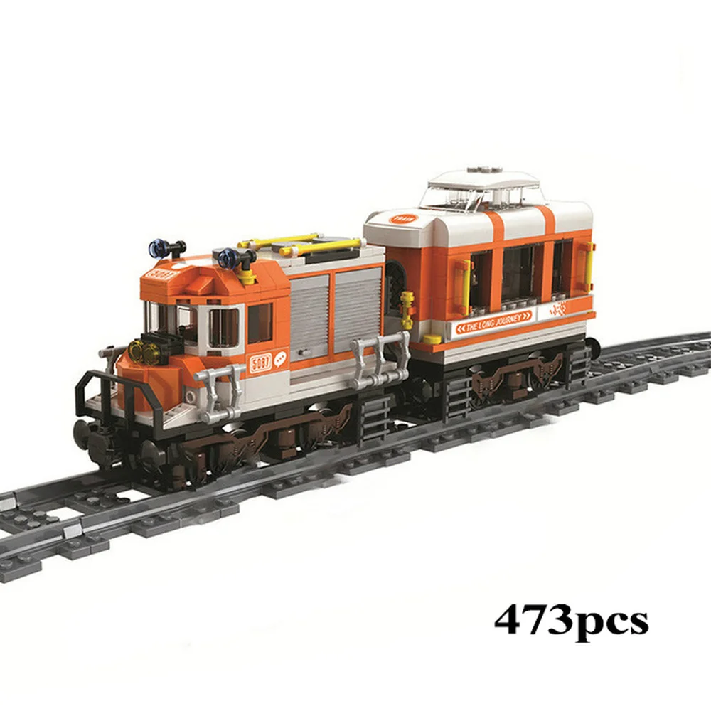 Детская модель железной дороги серии "Город" с треками, строительными блоками и игрушками "кирпичами" для детей - подарок "Brinquedos".