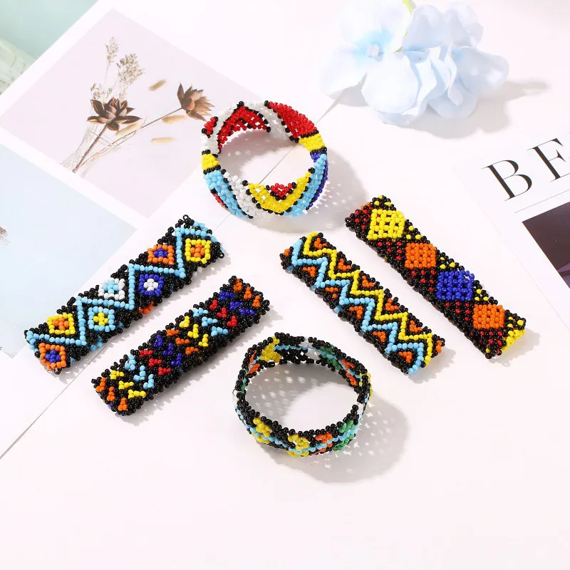 Женский плетеный браслет ручной работы на запястье с бусинами в богемном стиле