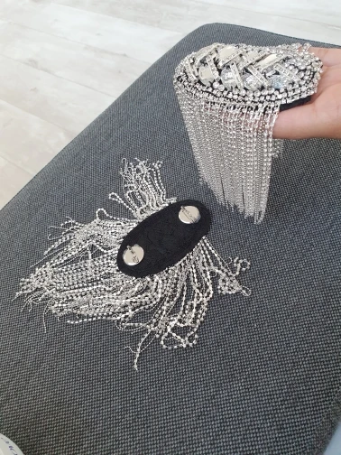 Эполет с кристаллами и длинными кисточками наплечная подушка ручной работы