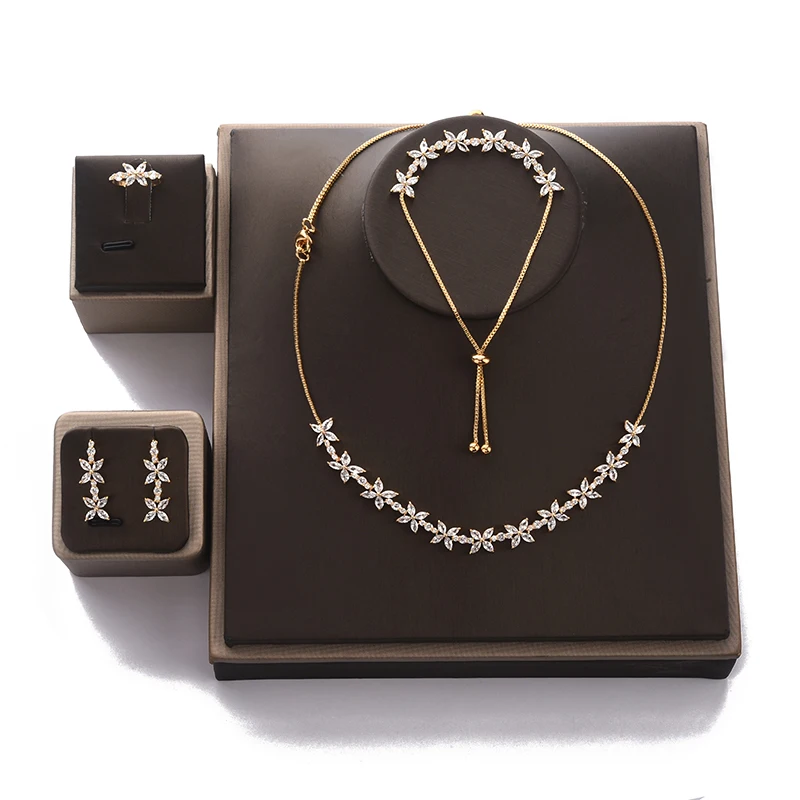 Комплект ювелирных изделий из колье серёг кольца и браслета | Украшения