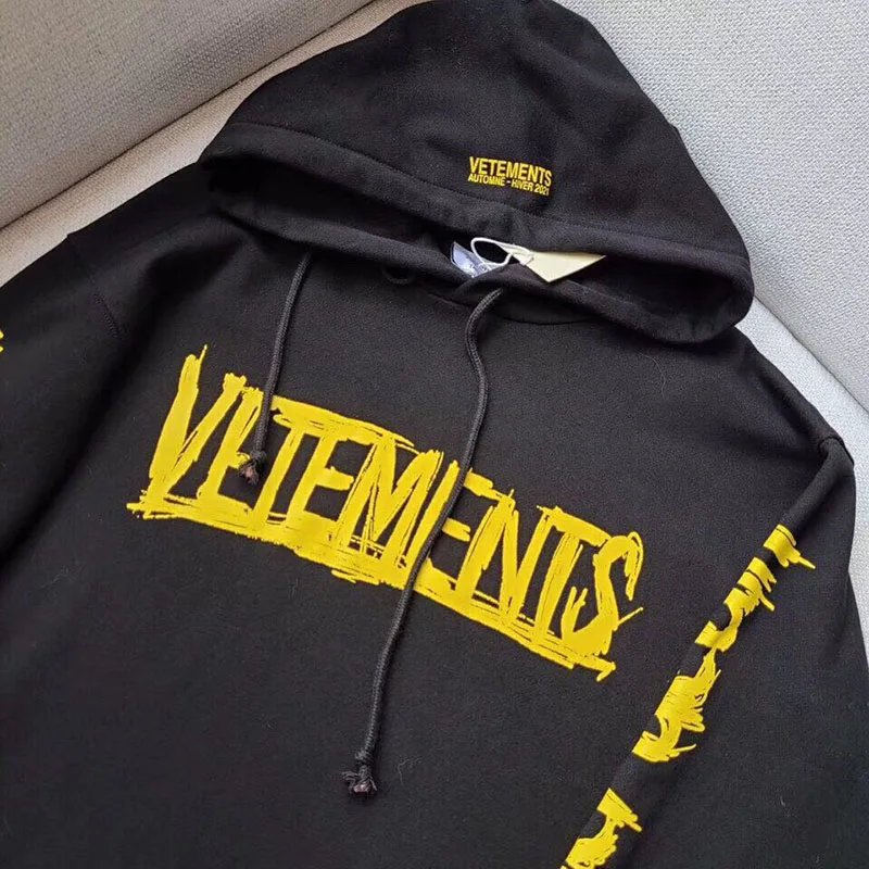 

VETEMENTS Hoodies Men Women Black VETEMENTS World Tour Hoodies Yellow Logo Print VTM Sweatshirts Oversize VTM Pullovers