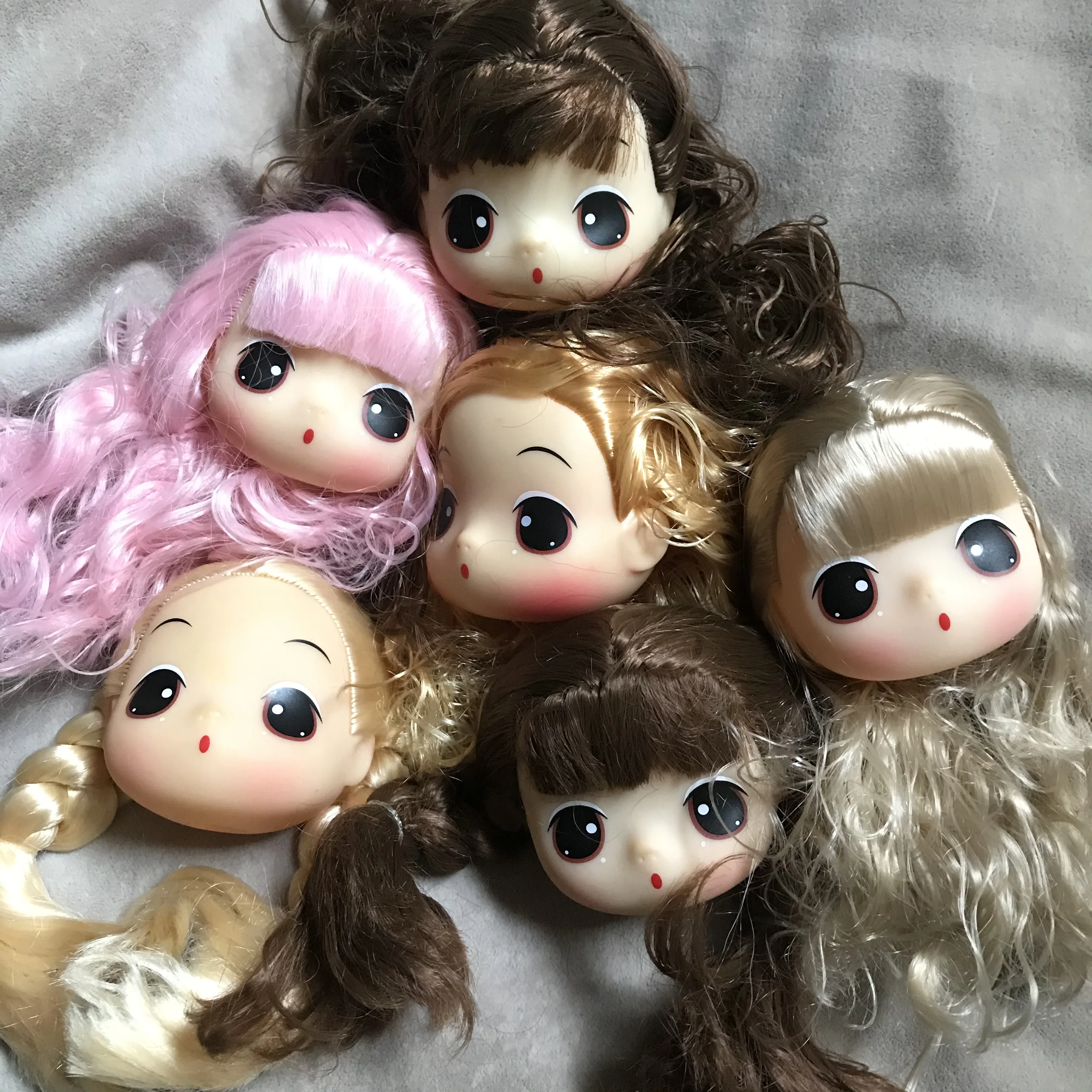 

Голова салонного мини-макияжа головы ребенка себе комикс и искусственная голова