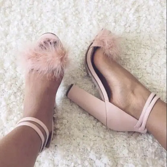 Online Seksi Pink Beige Bulu Wanita Sandal Ankle Wrap Cut-Out Wanita Sqaure Heels Sandal Peep Toe Sepatu Pernikahan Pengantin 2019 Musim Panas