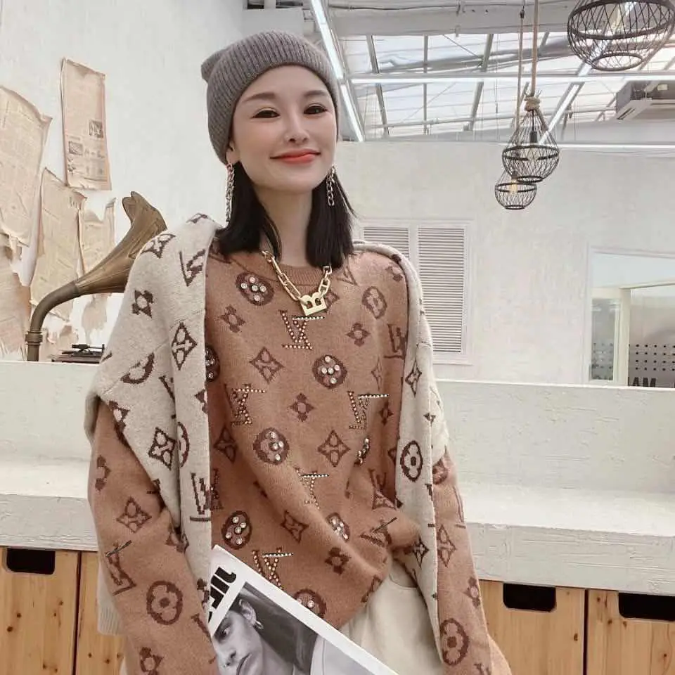 

Fashionable new women's style in autumn and winter