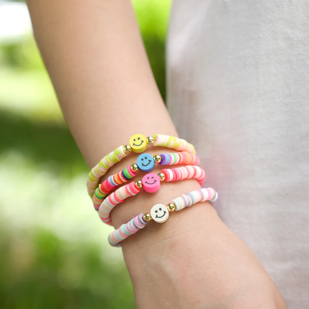 Браслет женский ручной работы с бусинами-смайликами из глины | Украшения и