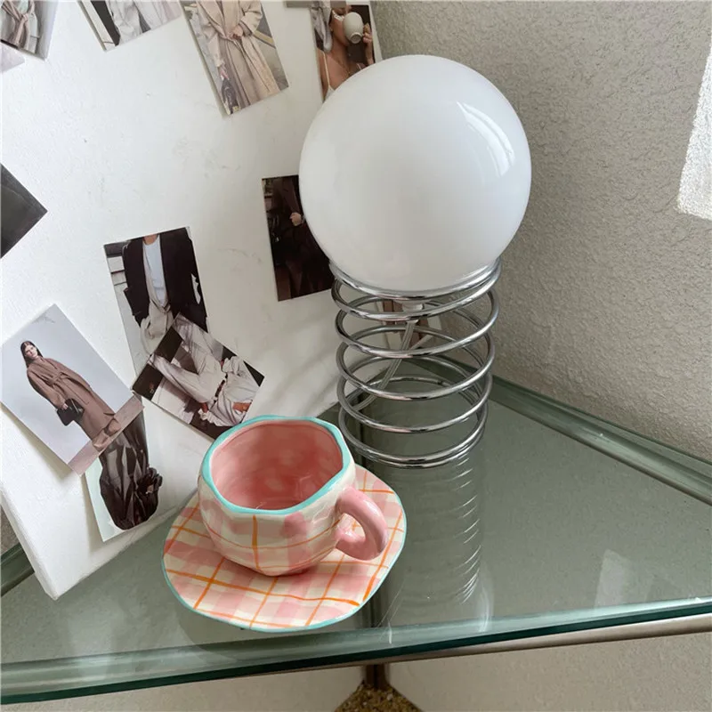 Маленькая розовая нестандартная керамическая чашка в скандинавском стиле