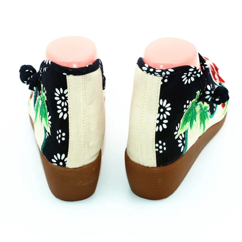 Женские туфли лодочки на танкетке с круглым носком и цветочной вышивкой