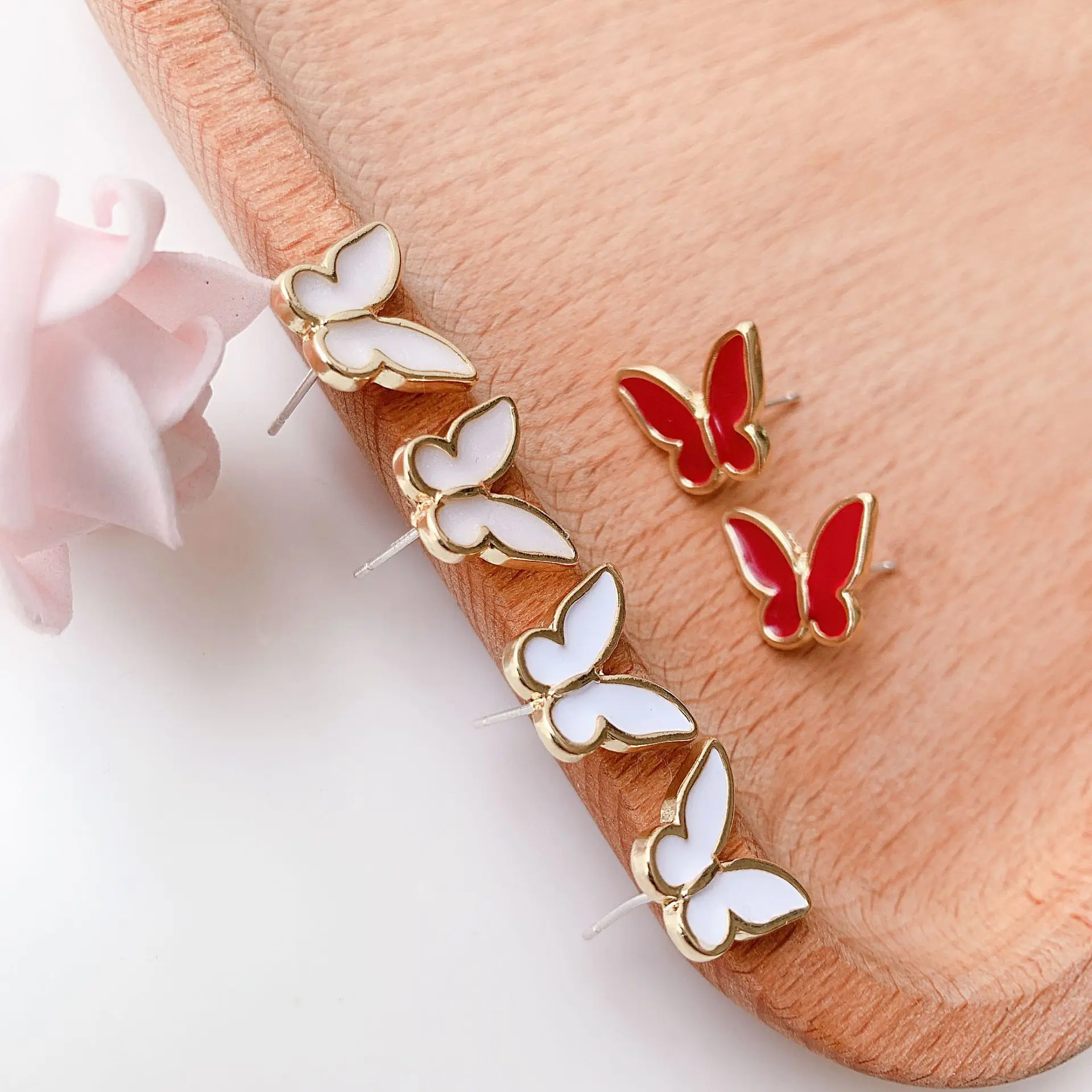 

Fresh and Beautiful Drop Oil Butterfly Small Ear Stud Simple Small Fashion Ear Stud