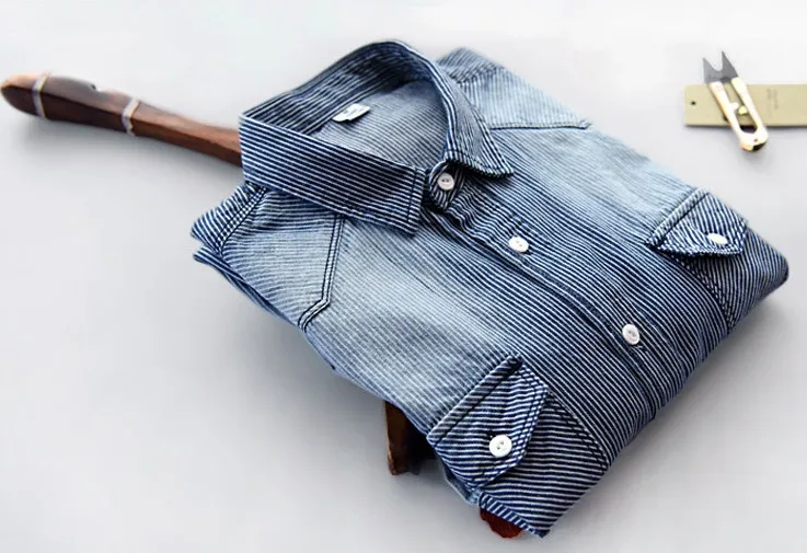 Джинсовые мужские повседневные рубашки с длинными рукавами двумя карманами из