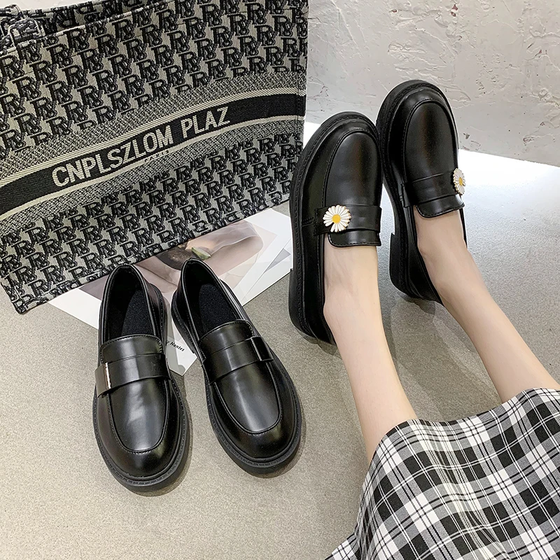

2021 new spring and autumn all-match small daisy British retro black thick-soled large size flat small leather shoes
