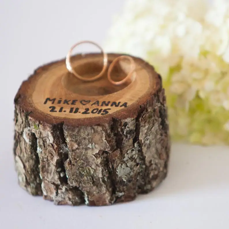 Уличные обручальные кольца с лужайкой свадебные в рустикальном стиле подушкой и