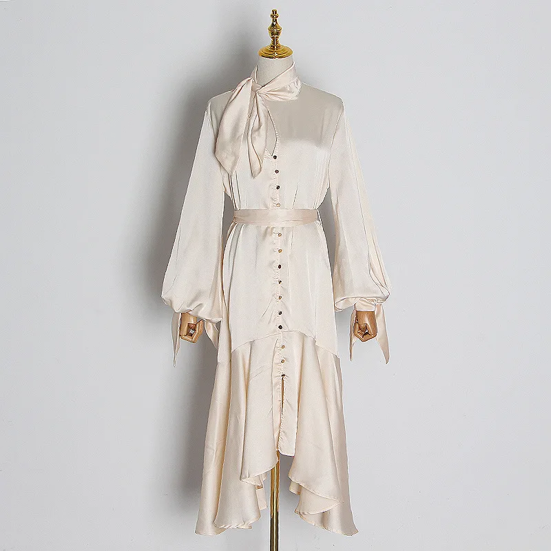 Женское асимметричное осеннее платье средней длины на пуговицах с завышенной