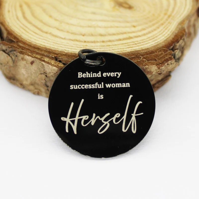 Подарки на день матери успешное женское украшение позади каждого успешного