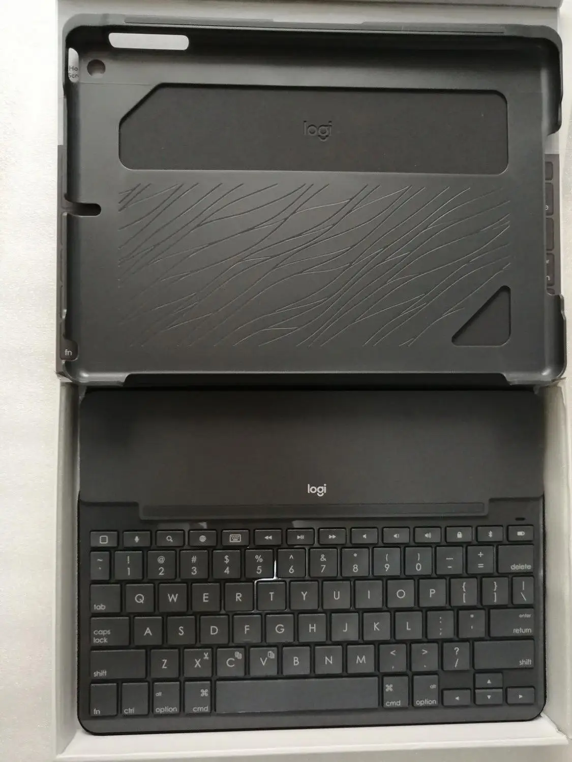 Чехол Logitech Slim Folio со встроенной Bluetooth клавиатурой для Ipad (5 го поколения)