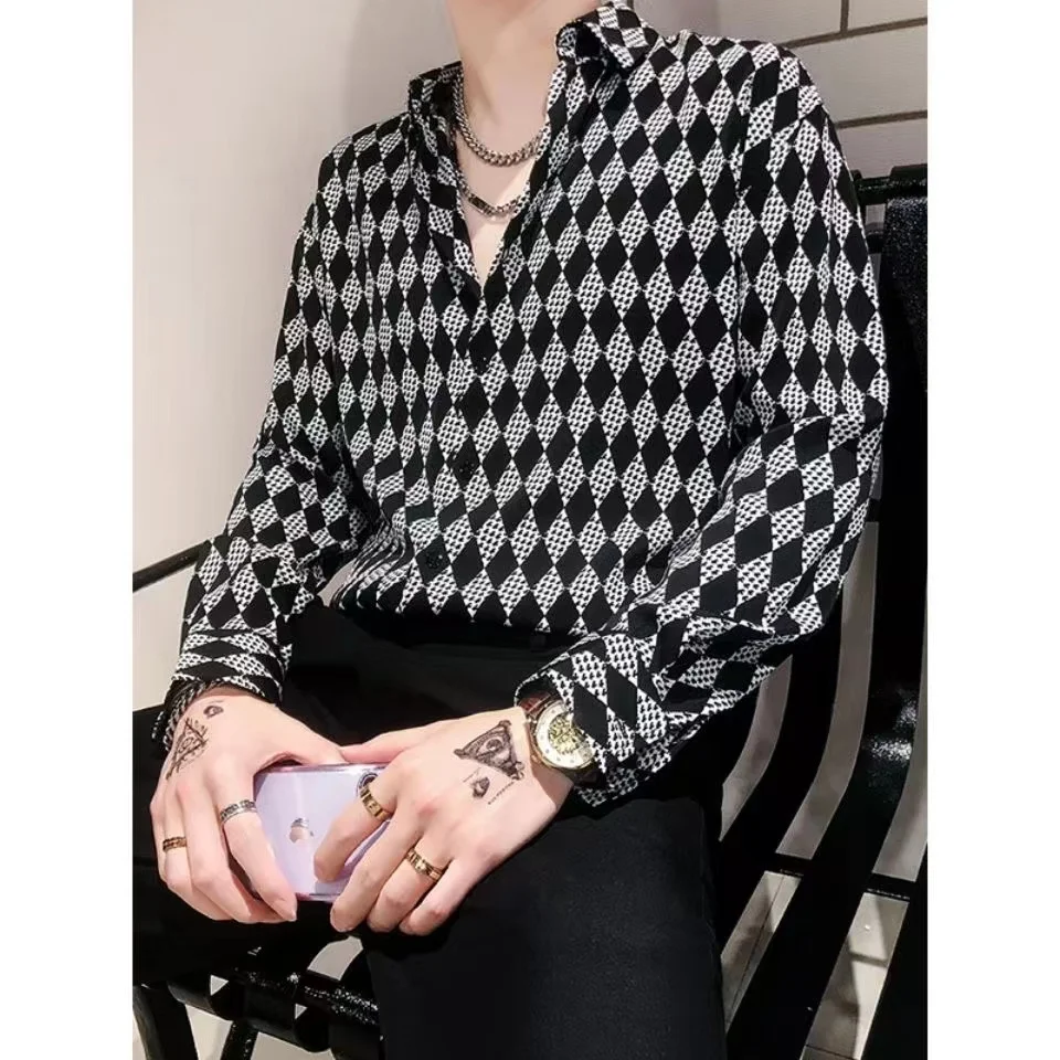

The new web celebrity trend senior feeling restoring ancient ways is the diamond plaid shirt male han edition leisure joker long