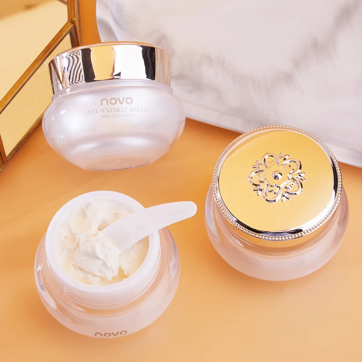 

Beauty repair lady paste effectively improves the fine texture of powder such as fine dry lines and the delicate touch is soft